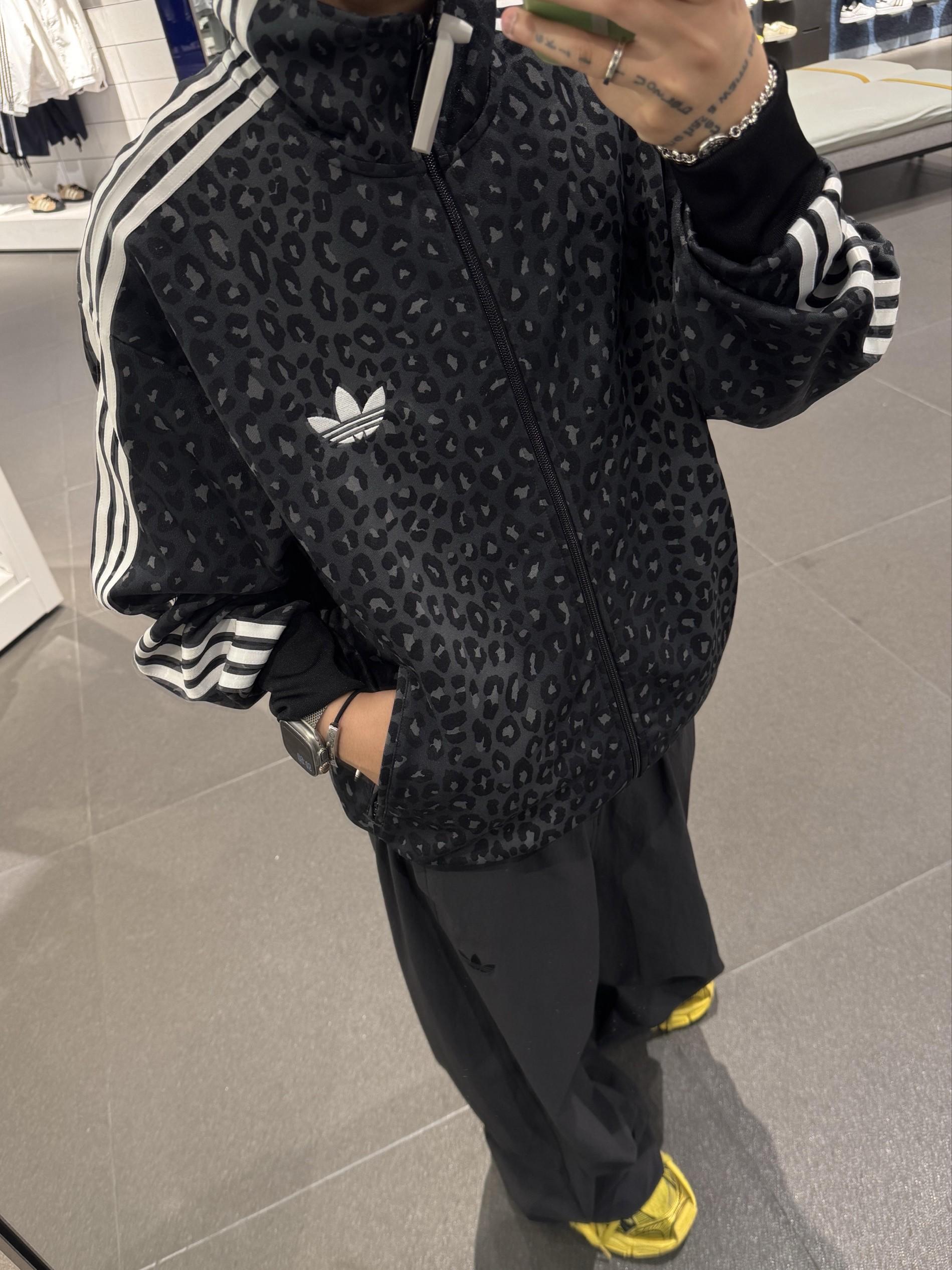 敲帅豹纹adidas,适配度真的没话说!
复古潮酷风直接拉满,把三叶草豹纹穿成街头主角✨
Adid